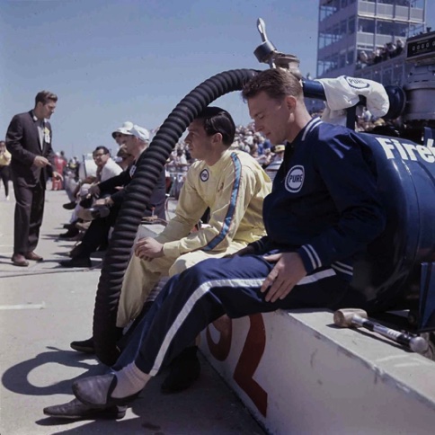 Jim avec son ami, coéquipier et adversaire Dan Gurney